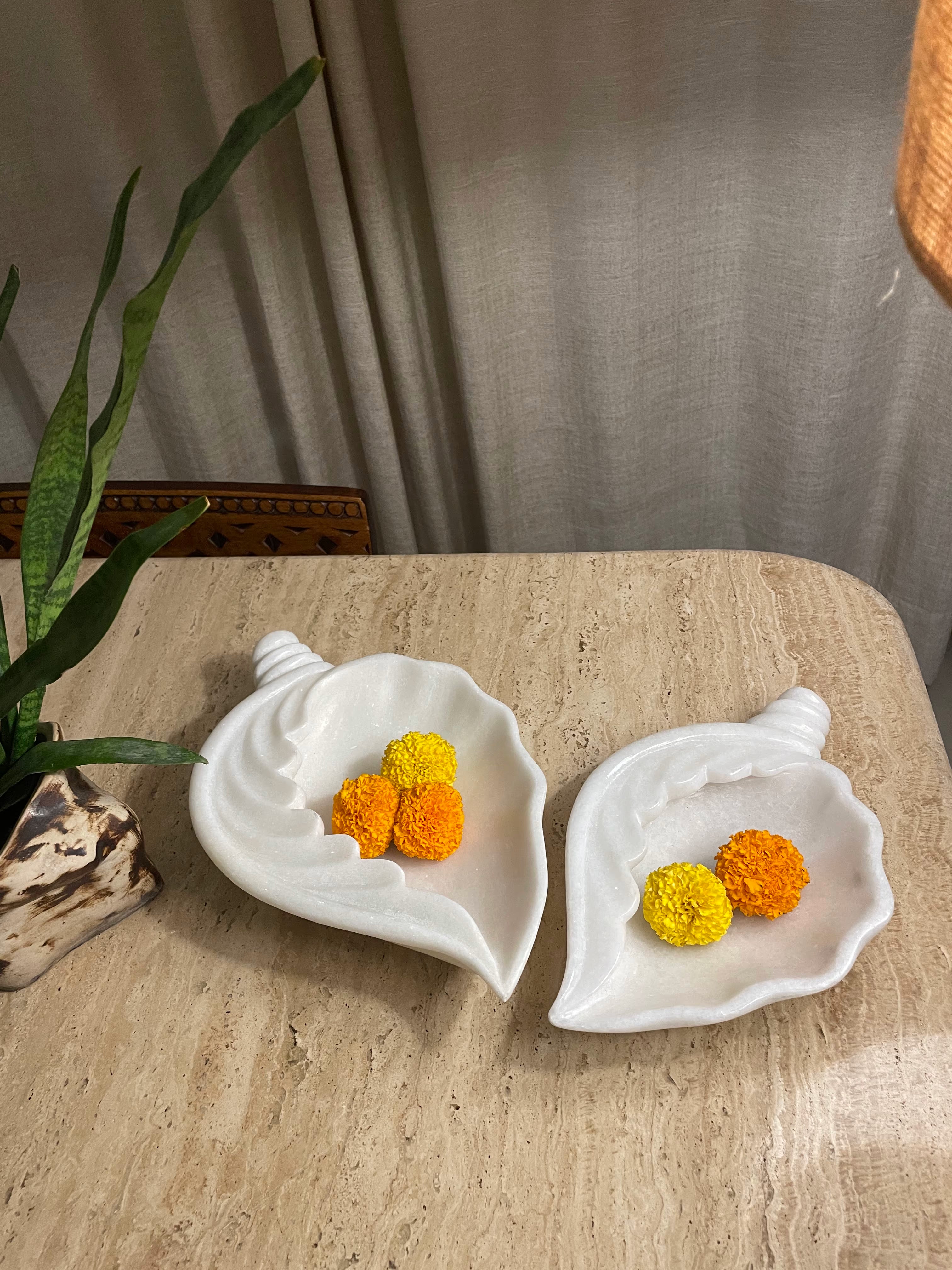Sankha Patti White Marble Urli Small set